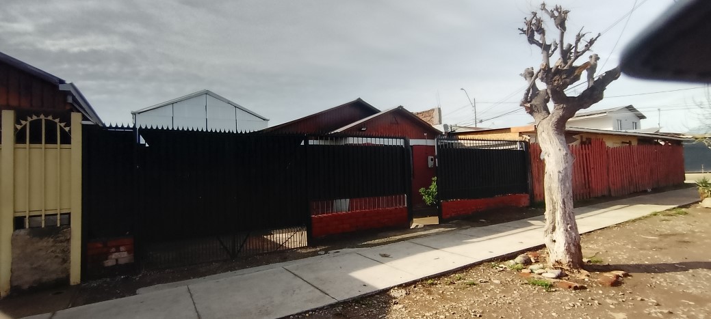 PROPIEDAD CON CASA, AMPLIO PATIO.